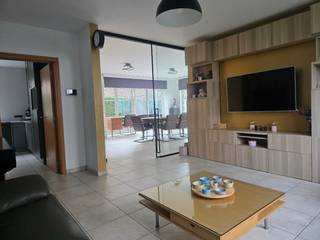 uit de hand te koop:
instapklare woning 10x15m
EPC B
bj 2004
3 a 4 slaapkamers
1 badkamer
2 wc
nog in te richten zolder
overdekt terras met schuifvensters
nieuwe gasketel en toiletten
zonneboiler
airco
dubbel garage
dubbel carport
volledig omheind en elek poort
vrij +/-half november '26
staat op 6a82 grond en heeft een bewoonbare oppervlakte van 326m²
voor prijs en info:
0496 87 26 32 bert
merem 2c
3740 bilzen hoeselt