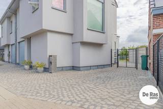 EERSTE BEZOEKDAG ZATERDAG 10 OKTOBER VAN 10u TOT 14u (ENKEL OP AFSPRAAK !)<br />
<p>HOFSTADE - In een rustige straat, op wandelafstand van de dorpskern van <span>Hofstade</span>, vindt u deze uitstekend onderhouden halfopen bebouwing. De woning is volledig instapklaar en werd met oog voor detail afgewerkt. Recent werd ze bovendien volledig geschilderd en uitgerust met onder andere <span>airconditioning, zonnescreen, een alarmsysteem en 10 zonnepanelen</span>.</p>
<p>De inkomhal verwelkomt u met een gastentoilet en vestiaireruimte. Verder beschikt het gelijkvloers over een ruime inpandige garage en een lichtrijke leefruimte met een stijlvolle open keuken, volledig uitgerust met alle hedendaagse comfort. Grote raampartijen zorgen voor een aangenaam ruimtegevoel en geven rechtstreeks uit op het ruime, onderhoudsvriendelijke terras en de gezellige tuin.</p>
<p>Op de eerste verdieping bevinden zich twee volwaardige slaapkamers, waaronder een master bedroom met ingemaakte kast. Daarnaast vindt u een verzorgde badkamer met zowel ligbad als douche, een apart toilet en een praktische wasplaats/berging.</p>
<p>De tweede verdieping is bereikbaar via een vaste natuurstenen trap en biedt nog twee extra slaapkamers, aangevuld met een bergruimte. Eén van deze kamers is bijzonder ruim en kan desgewenst worden opgesplitst tot een vijfde slaapkamer of ingericht worden als ideale tiener- of hobbyruimte.</p>
<p>Ook technisch scoort deze woning uitstekend met <span>conforme elektriciteit, vloerverwarming op het gelijkvloers, centrale verwarming op aardgas, geïsoleerde gevels, een alarmsysteem en 10 zonnepanelen</span>, wat resulteert in een energiezuinige en toekomstgerichte woning.</p>
<p>Dankzij de gunstige ligging bevinden scholen, buurtwinkels, openbaar vervoer, belangrijke invalswegen en de E40 zich op korte afstand.</p>
<p><span>Bent u op zoek naar een perfect instapklare gezinswoning met 4 slaapkamers, garage, tuin en alle moderne comfort?</span> Maak dan snel uw afspraak.</p>
<p><span>Meer info of bezoek:</span> 053/60.65.60.<br /><br />De vermelde prijs is een richtprijs. Na ontvangst van de biedingen beslist de verkoper vrij of hij al dan niet tot verkoop overgaat en aan welk bod. De richtprijs is niet bindend.</p>
<p></p>