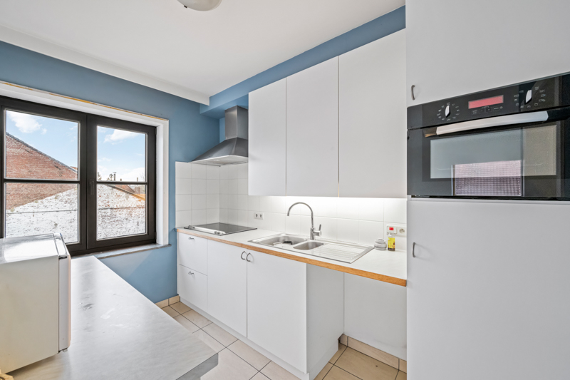 Roeselare : Ruim en lichtrijk hoekappartement gelegen op de tweede verdieping in een aangenaam woonerf met 1 slpks 83 m². - foto 5