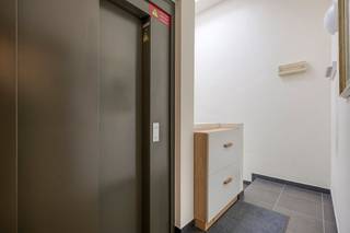 Instapklaar en lichtrijk appartement met 2 slaapkamers en een ruim zonnig terras in het centrum Herenthout. Het energiezuinige appartement is...