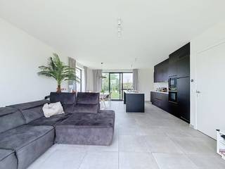 Dit nieuwbouw huis te huur met 3 slaapkamers is een BEN-woning en is voorzien van een ruime tuin. Deze woning biedt een perfecte combinatie van modern design en comfortabel wonen. Met 3 slaapkamers en energiezuinige woning.<br /><br />INDELING:<br />Gelijkvloers:<br />inkomhal, berging, gastentoilet, lichtrijke leefruimte, open keuken, berging, grote tuin met terras<br /><br />Eerste verdieping:<br />slaapkamer 1, slaapkamer 2, slaapkamer 3, badkamer voorzien van ligbad, inloopdouche en lavabo, toilet<br /><br />TROEVEN:<br />+ nieuwbouwwoning in een rustige wijk<br />+ energiezuinige woning met 8 zonnepanelen<br />+ regenput (10.000L) aangesloten aan toilet, wasmachine en buitenkraan<br />+ lichtrijke ruimtes<br />+ leuke groenzone voorzien in de wijk<br />+ grote, zonnige tuin<br />+ carport met bijhorende berging<br /><br />De snelste manier om een bezoek te brengen aan deze woning? Vraag je bezoek aan via de rode knop op onze website (www.dewaele.com) en je wordt gecontacteerd door onze makelaar. Telefonisch kunnen er geen afspraken gemaakt worden. Bij andere vragen kun je ons telefonisch contacteren via 056 605 605.