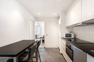 <p><span>Indeling</span>:<br /><br />Dit instapklare tweeslaapkamerappartement van 51 m² bevindt zich in een kleinschalig gebouw en vormt een uitstekende opportuniteit voor zowel eigen gebruik als investering. Het appartement is volledig in orde met de huidige normen: de elektrische keuring is conform, het pand is asbestvrij en beschikt over een gunstig EPC-label C. Hierdoor geniet u van een zorgeloze aankoop zonder bijkomende werken. Dankzij de praktische indeling met twee slaapkamers is het appartement bijzonder interessant voor verhuur, terwijl de lage maandelijkse kosten van slechts 11 euro de rendabiliteit nog versterken. Kortom, een aantrekkelijk en instapklaar appartement met een uitstekende prijs-kwaliteitverhouding, ideaal voor investeerders die op zoek zijn naar een zorgeloze investering.</p>
<p><br /><span>Omgeving</span>:</p>
<p>De Kommekensstraat is een rustige straat in het hart van Antwerpen, op wandelafstand van het bruisende stadscentrum, het openbaar vervoer en tal van winkels en horecazaken. Dankzij deze centrale ligging combineert het appartement de nodige rust met alle voorzieningen binnen handbereik, wat het niet alleen aantrekkelijk maakt voor eigen bewoning maar ook bijzonder interessant voor verhuur.</p>