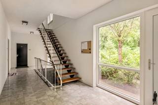 <p><strong>Lichtrijk en zeer ruim 3 – slaapkamer appartement van 173 m² in mooie groene omgeving</strong></p>
<p>Verscholen in een <strong>groene, bosrijke omgeving</strong> bevindt zich dit ruime en <strong>instapklare 3-slaapkamer appartement</strong>, waar <strong>rust, licht en comfort</strong> mooi samenkomen. De ligging in een <strong>kleinschalige residentie</strong>, omringd door volwassen bomen en een prachtig aangelegd domein, zorgt voor een uitzonderlijk aangename woonbeleving.</p>
<p><strong>Indeling</strong></p>
<ul>
<li>Ruime inkomhal met ingebouwde vestiaire en een afzonderlijk gastentoilet.</li>
<li>Royale leefruimte, waar grote raampartijen zorgen voor een overvloed aan natuurlijk licht en een prachtig zicht op het omliggende groen.</li>
<li>Moderne, volledig uitgeruste keuken, uitgevoerd in een strak en hedendaags<strong> design </strong>en voorzien van kwalitatieve toestellen en voldoende bergruimte.</li>
<li>Functionele was- en bergruimte</li>
<li>3 ruime <strong>slaapkamers </strong>met <strong>ingemaakte kasten</strong>, waarvan één voorzien van afzonderlijke dressing.</li>
<li>Een ruime <strong>badkamer</strong> voorzien van dubbel lavabomeubel, ligbad, douche en toilet</li>
<li>Een <strong>ruim </strong>en<strong> zonnig terras </strong>aan de leefruimte met een mooi uitzicht op de groene omgeving en een <strong>tweede</strong> <strong>terras</strong> aan de slaapkamer.</li>
</ul>
<p><strong>Troeven</strong></p>
<ul>
<li><strong>Rustige</strong> ligging in een <strong>bosrijke</strong>, residentiële <strong>omgeving</strong></li>
<li>Ruime en <strong>lichtrijke</strong> leefruimte op <strong>mooie</strong> <strong>parketvloer</strong></li>
<li><strong>Moderne</strong>, volledig uitgeruste <strong>keuken</strong> met kwalitatieve toestellen</li>
<li>Slaapkamer met maatwerkkasten en <strong>dressing</strong></li>
<li>Praktische was- en bergruimte</li>
<li>Aangenaam <strong>ruim terras</strong> met groen uitzicht</li>
<li><strong>Instapklaar</strong> en uitstekend onderhouden</li>
<li><strong>Garagebox</strong> en kelder</li>
</ul>
<p><strong>Bijzonderheden</strong></p>
<ul>
<li><strong>Kleinschalige</strong> <strong>residentie</strong> met syndicus in het gebouw</li>
<li><strong>Dak vernieuwd in 2025 </strong>met kunstleien en nieuwe goten</li>
<li>Gemeenschappelijke delen worden goed onderhouden</li>
<li>Interessant voor eigen bewoning of als <strong>investering</strong></li>
</ul>
<p>Bent u op zoek naar een <strong>ruim en volledig instapklaar appartement </strong>met een aangenaam terras en <strong>rustige ligging</strong> in <strong>Kapellen</strong>? Contacteer ons gerust voor meer informatie of een bezoek ter plaatse.</p>