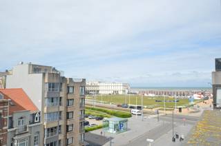 Instapklaar ruim appartement op de 5de verdieping met prachtig zijdelings zeezicht, ideaal gelegen op wandelafstand van zee/strand, centrum,...