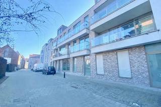 Dit GELIJKVLOERS 3 slaapkamerappartement ligt in een aangename residentie genaamd 'Willem De Beer" en ligt op een ULTRA TOPLOCATIE te centrum GENT met een mooi zicht op de Leie en met alles op wandel- en fietsafstand ! Naast zijn gegeerde buurt heeft u hier nog heel wat andere troeven, namelijk het ZEER RUIM zonneterras met aangename tuin en een privatieve staanplaats in de parkeerkelder. Dit ENERGIEZUINIG (E-peil 49) appartement beschikt over een lichtrijke leefruimte met moderne keuken incl. ALLE toestellen en 3 mooie slaapkamers.<br />Het appartement is momenteel verhuurd, dit kan ook gezien worden als een investeringspand!<br /><br />Indeling: inkomhal met vestiaire, apart toilet, leefruimte met open geïnstalleerde keuken, 1 slaapkamer, berging/wasplaats, nachthal, badkamer met toilet, bad &amp; douche en de andere 2 slaapkamers waarvan 1 met ingemaakte kasten. <br /><br />TOPAANBIEDING IN GENT ! <br />Meer info of een bezoek? Graag een mail naar hallo@wijsvastgoed.be ! We nemen dan spoedig contact op voor een bezoekmoment.