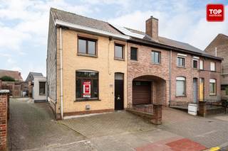 Deze woning in Waarschoot biedt een uitstekende kans voor wie op zoek is naar een renovatieproject met meerwaarde. <br /><br />Dankzij de centrale ligging, op korte afstand van het centrum en met een vlotte bereikbaarheid naar de omliggende gemeenten, vormt dit huis een sterke basis voor een kwalitatieve heropbouw.<br /><br />De leefruimte is lichtrijk en sluit aan op een veranda die het wooncomfort aanzienlijk vergroot. Op de verdieping bevinden zich twee slaapkamers en een ruime zolder met uitbreidingsmogelijkheden. <br /><br />Daarnaast is er op het gelijkvloers nog een extra kamer aanwezig die eenvoudig kan worden afgewerkt als bijkomende slaapkamer of bureau.<br /><br />Buiten beschikt de woning over een aangelegd terras, leuke tuin en een praktische oprit. <br /><br />Met de juiste renovatie kan dit pand uitgroeien tot een volwaardige, eigentijdse woning.<br /><br />Bel Top Vastgoed voor een bezoek op 0475 700 700