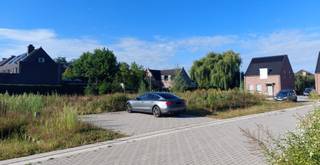 Mooie bouwgrond in prachtige verkaveling te koop!Deze bouwgrond, met een straatbreedte van 23 meter en 30 meter diep, levert een mooie oppervlakte op...