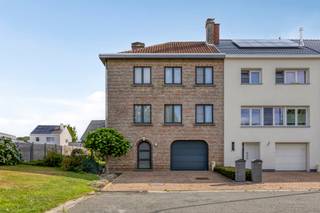 Maison 3-façades très bien entretenu avec un emplacement TOP. Ce bel-étage est très calmement situé dans un quartier résidentiel et accueillant...