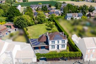 Bourgeois huis 3/4 slaapkamers, dubbele garage en tuin.Toegang tot dit prachtige huis via een grote inkomhal met apart toilet en kleedruimte met een...