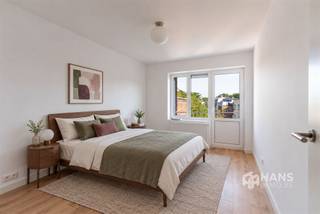 <p><span>Volledig gerenoveerd appartement van 89 m² op de tweede verdieping van een kleinschalig gebouw met maar vier woningen aan de Drakenhoflaan in Deurne.</span></p><p><span>De lichte leefruimte heeft een brede raampartij aan de straatkant en een open keuken in notelaar met kookeiland. Aan de achterkant liggen twee slaapkamers; één ervan geeft toegang tot een terrasje met zicht op de tuinen. De badkamer heeft een dubbele lavabo, inloopdouche en handdoekradiator. Aparte wc, berging met aansluiting voor de wasmachine en twee eigen kelderbergingen.</span></p><ul><li><span>eiken parket, nieuwe binnendeuren</span></li><li><span>nieuwe elektrische installatie</span></li><li><span>eigen gascondensatieketel</span></li><li><span>vraaggestuurde ventilatie systeem C+ (Duco)</span></li><li><span>binnen- en gevelisolatie, EPC A</span></li></ul><p><span>Instapklaar. Vlak bij het Boekenbergpark, winkels, scholen en openbaar vervoer; snel op de Ring en in het centrum van Antwerpen.</span></p><p><span>Enkele foto's zijn virtueel ingericht.</span></p><p><span> </span></p><p><span> </span></p>