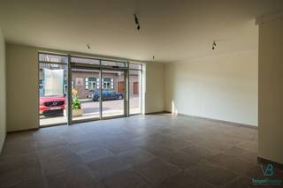 Dit energiezuinig nieuwbouwproject is gelegen in de deelgemeente Michelbeke. De commerciële ruimte die te huur wordt aangeboden kan dienstig zijn...