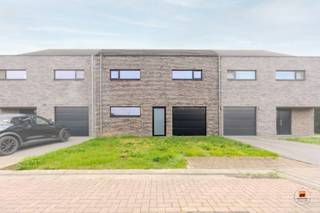 In een kleine rustige &amp; residentiële verkaveling bieden wij u deze woning te koop aan. <br />Kruisken is een zijstraat van de Schoonstraat, de weg tussen Evergem en Belzele. <br /><br />De ideale gezinswoning met een tuin, mooie woonkamer, open keuken (met eiland), wasplaats, toilet, berging en garage op de benedenverdieping. Boven zijn er 3 hele mooie ruime slaapkamers, een grote lichtrijke badkamer met luxueus wit lavabomeubel, mooie vloeren en betegeling rond bad en douche. Kraanwerk van bad en douche, én een ligbad dien je zelf te voorzien. Zo breng je een persoonlijke finishing touch aan de woning. <br /><br />De dakverdieping is afgewerkt als zolderruimte, toegankelijk met een gewone trap en kan u inrichten als extra slaapkamer, bureau of hobbyruimte. <br /> <br />Oppervlakte van het perceel is 213 m2. <br />Ruime bewoonbare oppervlakte van 204 m2 zorgt voor veel comfort. <br />De EPC-waarde van 90.00 en het energielabel A tonen aan dat de woning energiezuinig is.<br /><br />De woning beschikt over een garage en 2 parkeerplaatsen, er is een extra parking in de straat voor de bewoners en diens bezoekers. Goede oriëntatie, veel zonlicht, aangename buitenruimte. <br /><br />Ook de tuin, oprit en terras dient u nog zelf aan te leggen. <br /><br />Wenst u meer info, of een plaatsbezoek, bel Annemie 0477/345438 (of stuur whatsapp bij afwezigheid)