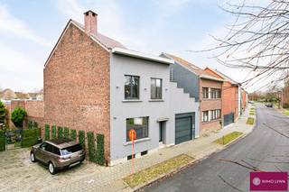 Luxueuze woning met groot magazijn/ commerciële ruimte. Indeling gelijkvloers: inkomhal, woonkamer met open uitgeruste keuken, badkamer met inloopdouche en badkamermeubel met 1 lavabo en wc. Kelder en gezellige tuin aanwezig. Op de 1ste verdieping: nachthal, 2 slaapkamers, badkamer met jacuzzi, sauna, grote inloopdouche, design lavabo en aparte wc. Zolderverdieping: afgewerkte polyvalente ruimte met ingebouwde kasten. Groot magazijn aanwezig met aparte bureau en ingebouwde kasten, ideaal voor een zelfstandige die veel stockageruimte nodig heeft. EXTRA'S: zonnepanelen, alarm en domotica. Zeer goed gelegen: op 1km van de oprit van de E19/ ring Brussel, toch op wandelafstand van centrum Machelen, scholen en openbaar vervoer.