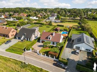 <p><strong><span>Instapklare villa met 4 slaapkamers, garage, zwembad en zonnige tuin op een perceel van 1.488 m²</span></strong></p>
<p><strong>BESCHRIJVING:</strong></p>
<p><span>Bent u op zoek naar een <strong>instapklare villa </strong>waar ruimte, comfort en een rustige ligging hand in hand gaan? Deze uitstekend onderhouden villa, gelegen in een rustige fietsstraat tussen Bonheiden en Peulis, biedt alles wat een gezin zich kan wensen. De woning werd opgetrokken met kwalitatieve materialen, doorheen de jaren met de grootste zorg onderhouden en is volledig instapklaar.</span></p>
<p><span>Met een bewoonbare oppervlakte van ca. 238 m² op een <strong>royaal perceel van 1.488 m²</strong> geniet u hier van een aangename woonbeleving, zowel binnen als buiten. Bovendien dragen de zonnepanelen en zonneboiler, gecombineerd met een gunstig EPC van slechts </span><strong><span>135 kWh/m² (B-label)</span></strong><span>, bij aan een energiezuinige en toekomstgerichte woning.</span></p>
<h3><span>INDELING:</span></h3>
<p><span>Via de inkomhal betreedt u de <strong>ruime en lichtrijke leefruimte</strong>, waar grote raampartijen zorgen voor een overvloed aan natuurlijk licht en een prachtig zicht op de veranda en de fraai aangelegde tuin. De authentieke houten balken en de sfeervolle open haard geven deze leefruimte een warme en karaktervolle uitstraling.</span></p>
<p><span>Aansluitend bevindt zich de volledig uitgeruste keuken, die rechtstreeks toegang biedt tot de ruime veranda. Deze vormt een aangename uitbreiding van de leefruimte en laat u het hele jaar door genieten van het uitzicht op de tuin en het verwarmde zwembad.</span></p>
<p><span>Verder beschikt de woning op het gelijkvloers over een ruime slaapkamer, een stijlvolle badkamer uitgerust met ligbad, douche en dubbele lavabo, een apart gastentoilet en een inpandige garage met voldoende bergmogelijkheden.</span></p>
<p><span>Op de verdieping bevinden zich nog <strong>drie volwaardige slaapkamers</strong>, twee ruime nachthallen en een praktische zolderberging die extra opbergruimte biedt. Tevens is er ook nog een volwaardige zolderverdieping (te bereiken via vlizotrap) ideaal als extra bergruimte.</span></p>
<p><span>Ook buiten overtuigt deze villa moeiteloos. De verzorgde tuin werd met oog voor detail aangelegd en biedt dankzij het verwarmde zwembad, de buitendouche, verschillende zonneterrassen en het open zicht achteraan een oase van rust en privacy waar het heerlijk vertoeven is.</span></p>
<h3><span>Bijzonderheden:</span></h3>
<ul>
<li><span>Rustig gelegen in een fietsstraat tussen Bonheiden en Peulis</span></li>
<li><span>Instapklare villa, gebouwd met kwalitatieve materialen</span></li>
<li><span>Tot in de puntjes onderhouden</span></li>
<li><span>Perceel van 1.488 m²</span></li>
<li><span>Bewoonbare oppervlakte ca. 238 m²</span></li>
<li><span>Vier volwaardige slaapkamers</span></li>
<li><span>Ruime en lichtrijke leefruimte met open haard</span></li>
<li><span>Volledig uitgeruste keuken</span></li>
<li><span>Ruime veranda met zicht op de tuin</span></li>
<li><span>Verwarmd zwembad met buitendouche</span></li>
<li><span>Inpandige garage</span></li>
<li><span>Zonnepanelen en zonneboiler</span></li>
<li><span>Energiezuinig met EPC </span><strong><span>135 kWh/m² (B-label)</span></strong></li>
</ul>
<p><span>Interesse in deze prachtige villa? Neem gerust contact op met ons voor meer informatie of een bezoek ter plaatse. <br /></span><span>Wij begeleiden u graag bij de ontdekking van deze unieke eigendom.</span></p>