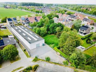 <span><strong><u>Benaderende OPPERVLAKTEN:</u></strong><br /><strong>1. Voorgebouw: <br />Gelijkvloers: </strong>102m² + <strong>Eerste verdieping</strong> (80m²) + <strong>zolderverdieping</strong> (</span><span>67m²)</span><br /><strong>2. Magazijn: </strong>± 800m², 54m x 15m, toegankelijk via de <strong>"Sint-Pietersmolenstraat"</strong> en de <strong>"Blankenbergse Dijk"</strong><br /><strong>3. Braakliggend perceel grond</strong>: 583m²<br /><br /><span><strong>Totale grondoppervlakte</strong>: 2.621,00m² </span><br /><span><strong>Aantal parkeerplaatsen</strong>: 15</span><br /><br /><span><strong><u>INDELING</u></strong><u>:</u></span><br /><span><strong><u>1. Voorgebouw (bj. 2013)</u></strong></span><br /><span><strong><em>Gelijkvloers (102m²)</em></strong>: inkomhal met gastentoilet en traphal - 2 landschapsburelen - vergaderzaal - volledig ingerichte keuken</span><br /><span><strong><em>Eerste verdieping (80m²)</em></strong>: Nachthal - toilet - lichtrijke leefruimte</span><span> met open keuken en toegang tot het zonnig terras - berging met aansluiting wasmachine - </span><span>ruim kantoor/slaapkamer met prachtig verzicht over de velden.</span><br /><span><strong><em>Zolderverdieping (67m²</em></strong><strong>): </strong>Nachthal -</span><span> 2 slaapkamers, waarvan de master bedroom voorzien is van een afzonderlijke dressing - badkamer met ligbad en inloopdouche, wastafel met dubbele lavabo en spiegelkasten - toilet.</span><br /><br /><span><strong><u>2. Magazijn:</u></strong></span><br /><span>Magazijn/opslagruimte: voorzien van 2 sanitaire blokken - kitchenette - 2 sectionaalpoorten - 2 burelen - verwarming (warme lucht op aardgas, Reznor) - natuurlijk daglicht via de aanwezige lichtstraten in het plat dak.</span><br /><br /><span><u>Algemene staat</u>: instapklaar en goed onderhouden.</span><br /><br /><span><strong><u>ENERGIE (voorgebouw):</u></strong><br />EPC-score: <strong>A</strong><br /><strong>Overal hoge rendementsbeglazing en condenserende gasketel<br />Zonnepanelen</strong></span><br /><br /><span><strong><u>GROTE TROEVEN:</u></strong></span>
<ul>
	<li><span>Zijn ligging (vlakbij secundaire en autosnelwegen)</span></li>
	<li><span>Zichtlocatie: veel passage = gratis publiciteit</span></li>
	<li><span>Voldoende parkeergelegenheid</span></li>
	<li><span>Bestemmingsmogelijkheden: bewoning, lichte ambacht, opslag, recreatie, ...</span></li>
	<li><span>Toegankelijk via 2 openbare wegen (kan interessant zijn bij splitsing voor verhuring van een gedeelte van de loods).</span></li>
</ul>
<br /><span><strong><u>STEDENBOUWKUNDIGE VOORSCHRIFTEN</u></strong></span><br />De bouwplaats ligt binnen het gewestplan Brugge-Oostkust, in woongebied binnen de grenzen van BPA 32 Molenstraat Zuid. <br /><br /><span><strong><u>NUTSVOORZIENINGEN</u></strong><u>:</u><br />Stadswater - regenwaterput (7.000l) - CV op aardgas - </span><span>boiler voor warm </span><span>water - elektriciteit - </span><span>telefonie/internet (wifi)/distributie - riolering/septiek -</span><br /><span><strong>AIRCO</strong> - ventilatiesysteem - <strong>ZONNEPANELEN</strong>!</span><br /><br /><span><u>* Bijzonderheden</u></span><br /><span>- EPC: <strong>60 kWh/m² </strong>(goed geïsoleerd, geen renovatieplicht!)</span><br /><span>- Elektrische keuring: <strong>conform</strong><br />- <strong>Asbestveilig!</strong><br />- Appartement op verdieping is reeds verhuurd (onmiddellijk huurinkomsten)!<br />- Aanwezige zonnepanelen zijn begrepen in de verkoopprijs</span><br />- Onze referentie op<strong> </strong><strong>www.centro.be</strong>: <strong>Q0847H</strong><br />- <strong>Interesse?</strong> Neem dan vandaag nog contact voor meer info of bezichtiging:<strong> </strong><strong>050700102</strong><strong>.</strong><br /><br /><strong>CENTRO | </strong><strong>BEDRIJFSVASTGOED </strong>is reeds 25 jaar <u>gespecialiseerd in de bemiddeling van commercieel- en bedrijfsvastgoed</u> in West- en Oost-Vlaanderen.<br /><strong>Wilt u ook weten hoeveel uw bedrijfsgebouw waard is?</strong><br />Contacteer ons vrijblijvend voor een marktconforme waardebepaling van uw pand. <br /> 