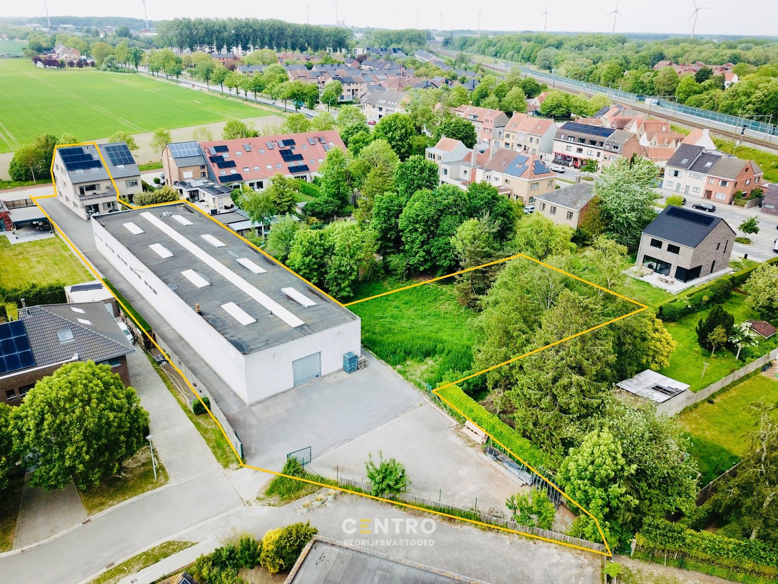 Strategisch gelegen BEDRIJFSPAND met magazijn, kantoren, verhuurd appartement & perceel grond nabij autosnelwegen te 8000 Brugge - photo 2