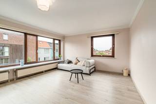 [[ DIT PAND NEEMT DEEL AAN DE ERA OPEN HUIZEN DAG OP 19/9 VAN 16:00 TOT 17:00 ]]
<p><strong>U</strong><strong>itzonderlijk ruim en instapklaar appartement van 125 m²</strong> aan de Zwijnaardsesteenweg in Gent, met <strong>3 volwaardige slaapkamers</strong>, <strong>EPC-label C</strong> en mogelijkheid tot aankoop van een <strong>ondergrondse staanplaats</strong>.</p>

<p>Met zijn royale oppervlakte onderscheidt dit appartement zich duidelijk van het gemiddelde aanbod in Gent. De aantrekkelijke prijs per m² en het <strong>EPC-label C zonder renovatieverplichting</strong> zijn belangrijke troeven, zeker voor een gebouw van deze leeftijd.</p>

<p>Ook technisch werd het appartement reeds grondig aangepakt. <strong>In 2015 werden sanitair en elektriciteit vernieuwd</strong>, inclusief leidingen en technieken in de chape. Belangrijke technische onderdelen zijn dus reeds gemoderniseerd.</p>

<p>De ligging is bijzonder interessant: <strong>UZ Gent bevindt zich op wandelafstand</strong>. Hierdoor is het appartement ideaal voor medewerkers van het ziekenhuis, studenten, gezinnen of ouders die een ruime woonst zoeken voor studerende kinderen. De drie volwaardige slaapkamers bieden bovendien verschillende mogelijkheden.</p>

<p>Dankzij de nabijheid van belangrijke invalswegen, openbaar vervoer, scholen, station en andere voorzieningen geniet u van een vlotte verbinding met het centrum en de ruime omgeving van Gent.</p>

<p>Het appartement is <strong>vrij bij akte</strong>. Een <strong>ondergrondse staanplaats</strong> is mee aan te kopen voor <strong>€ 25.000</strong>, een belangrijke extra troef op deze locatie.</p>

<p>Een interessante opportuniteit voor wie zoekt naar <strong>veel ruimte, 3 slaapkamers, EPC C en een topligging nabij UZ Gent</strong>.</p>

<p>Neem contact op met uw ERA-makelaar voor meer informatie of een bezoek.</p>