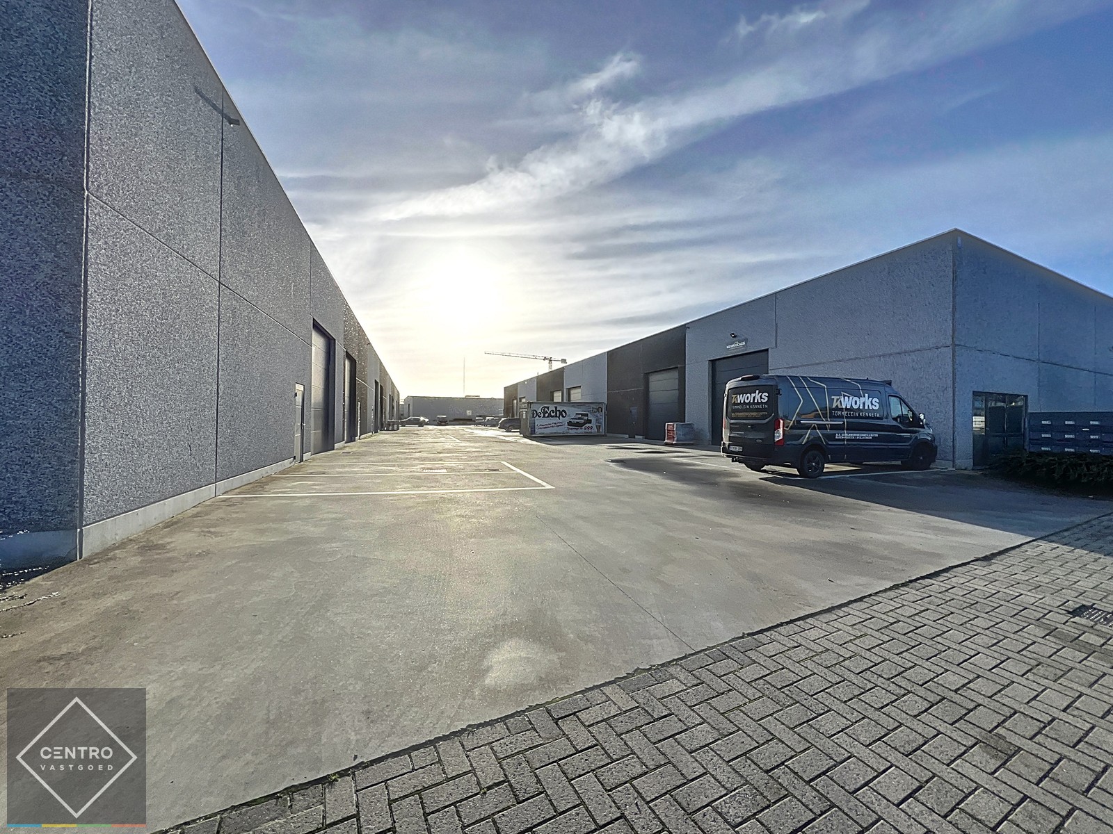 Recente instapklare loods van 454m² TE HUUR met 2 sectionale poorten en 4 parkeerplaatsen te Zwevezele (Wingene) ! - photo 4