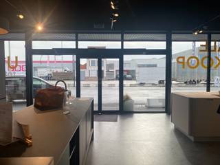 324m² met toiletten en personeelskeuken. Heel proper pand met zwarte plafonds en recente electriciteitstechnieken 