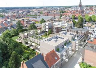 <p><strong>Lot 2 is een gesloten bebouwing op een perceel van 125 m² en heeft een bewoonbare oppervlakte van 141 m². De gelijkvloerse verdieping beschikt over een leefruimte met een open keuken, berging en gastentoilet . Vanuit de keuken is er directe toegang tot het terras en de privétuin. Op de eerste verdieping bevinden zich drie slaapkamers en een badkamer, voorzien van een ligbad, douche, dubbel lavabomeubel en toilet. Via de fietsenlift heeft u toegang tot de ondergrondse autostaanplaats en kelderberging.</strong><br /><br /><strong>Ontdek DRIESCH, een stijlvol nieuwbouwproject met 13 appartementen, 5 woningen en 1 handelsruimte, gelegen in de Driezenstraat en Korte Gasthuisstraat in Turnhout. <br /><br />Thuis in het beste stukje Turnhout<br /></strong>DRIESCH is gelegen in de Driezenstraat (gebouw A en B) en Korte Gasthuisstraat (gebouw C), in het centrum van Turnhout. Deze centrale ligging zorgt ervoor dat winkels, horecazaken en winkelcentra zich op wandelafstand bevinden. Daarnaast geniet u van de nabijheid van een groen plein en verschillende ontspanningsmogelijkheden. Dit nieuwbouwproject combineert dus stedelijke dynamiek met een aangename, rustige woonomgeving — een unieke troef in Turnhout.</p>
<p><strong>Ruimtegevoel &amp; woonplezier</strong></p>
<ul>
<li>appartementen 1, 2 of 3 slaapkamers, woningen 3 slaapkamers</li>
<li>Badkamers uitgerust met kwalitatieve sanitaire voorzieningen</li>
<li>Open leefruimtes met geïntegreerde keuken, eet- en zithoek</li>
<li>Rechtstreekse toegang tot terras of tuin</li>
</ul>
<p>Dankzij ruime afwerkingsbudgetten kan u uw nieuwbouwappartement of -woning personaliseren naar eigen smaak.<br />Praktisch comfort staat eveneens centraal. Er is een grote ondergrondse parkeergarage voorzien met kelderbergingen en fietsenlift en elke wooneenheid beschikt over de nodige bergruimte. De combinatie van slimme indeling en kwalitatieve materialen zorgt voor een aangenaam en zorgeloos wooncomfort.</p>
<p><strong>Buitenruimte als meerwaarde<br /></strong>De overdekte en niet-overdekte terrassen vormen een verlengstuk van de leefruimte en creëren een echte outdoor living beleving. Grote raampartijen zorgen voor een optimale lichtinval en versterken de connectie tussen binnen en buiten.</p>
<p>De gelijkvloerse nieuwbouwappartementen beschikken over een privatieve tuin, alsook de<strong> </strong>nieuwbouwwoningen genieten van een eigen tuin — ideaal voor gezinnen of wie graag tot rust komt in het groen, midden in Turnhout.</p>
<p><strong>Duurzaamheid en energiezuinigheid (max E-peil 20)<br /></strong>Dit bijna-energieneutrale nieuwbouwproject zet sterk in op duurzame technieken en energiezuinig wonen.</p>
<ul>
<li><strong>Warmtepomp met top-koeling</strong></li>
<li><strong>Vloerverwarming</strong></li>
<li><strong>Ventilatiesysteem D</strong></li>
<li><strong>Zonnepanelen</strong></li>
</ul>
<p>Deze toekomstgerichte keuzes zorgen niet alleen voor een optimaal leefcomfort, maar ook voor een aanzienlijke besparing op de energiefactuur. Door te investeren in energiezuinige nieuwbouw-appartementen en -woningen in Turnhout, kiest u voor een duurzame en waardevaste investering.</p>
<p><strong>Fiscale voordelen en bescherming van kopers</strong></p>
<p>Dankzij het lage E-peil van profiteert u gedurende de eerste <strong>vijf jaar van een vrijstelling van 50% op de onroerende voorheffing. </strong>Voor de <strong>A- en B-blokken </strong>van het project kunt u bovendien genieten van het <strong>verlaagde btw-tarief van 6% </strong>(onder voorwaarden).</p>
<p>Daarnaast verloopt de verkoop volledig volgens de <strong>Wet Breyne</strong>. Deze wet biedt u als koper <strong>maximale bescherming en transparantie</strong>, waarbij u de woning of het appartement <strong>in schijven betaalt naarmate de werken vorderen</strong>.</p>