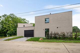 <p><span>Rustig gelegen, moderne nieuwbouwwoning op een ware A-locatie te Sint-Katelijne-Waver.</span></p><p><span> </span></p><p><span>Deze nieuwbouw gezinswoning is recent afgewerkt en werd gebouwd met duurzame materialen. De woning is voorzien van alle moderne comfort en bijgevolg uiterst energiezuinig, o.a. dankzij zonnepanelen en verwarming via vloerverwarming. De woning is praktisch ingedeeld en beschikt op het gelijkvloers over een inkomhal met apart toilet, een grote leefruimte en halfopen keuken. Grote raampartijen zorgen voor heel wat lichtinval en knap zicht op naastgelegen weilanden met paarden. Op de eerste verdieping zijn er 3 slaapkamers, een badkamer met douche, een toilet en een technische berging. De nachthal biedt ruimte voor een bureau. De ruime garage maakt het geheel compleet en zorgt voor voldoende stockageruimte en parkeergelegenheid. En wie niet binnen wenst te vertoeven, kan heerlijk tot rust komen in de aangename zuidgerichte tuin.</span></p><p><span> </span></p><p><span>De gunstige ligging biedt een prima uitvalsbasis, gelegen in een landelijke omgeving nabij dorpscentra met scholen winkels, sport- en ontspanningsmogelijkheden. Een vlotte bereikbaarheid is gegarandeerd dankzij de centrale ligging tussen Brussel en Antwerpen, nabij belangrijke invalswegen, fietsostrade, treinstation en openbaar vervoer.</span></p><p><span>Onmiddellijk beschikbaar.</span></p>