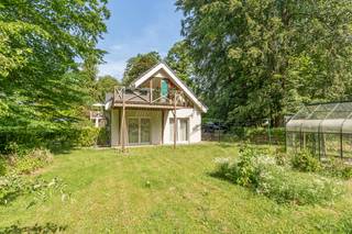 Deze instapklare villa in Heverlee is gelegen op een <strong>Zuidgericht perceel van 7,15 are </strong>en bereikbaar via een mooie brede oprit via de Waversebaan. Residentieel gelegen tegen Heverleebos en op een boogscheut van Leuven, in de nabijheid van het Arenbergpark, UZ Gasthuisberg, IMEC en dichtbij diverse winkels en scholen.<br /><br />Zeer energiezuinig met een <strong>EPC-score label B</strong> en met recente renovaties (2023) van ramen, daken, keuken, vloeren, elektriciteit (conform) en asbestveilig.<br />Voorzien van <strong>10 nieuwe zonnepanelen</strong> met een vermogen van 4200 WP en een <strong>laadpaal </strong>aan de zijgevel.<br /><br />Op het gelijkvloers tellen we 3 grote slaapkamers (2 met toegang naar de tuin en 1 met eigen badkamer), 2 ingerichte badkamers, een aparte inkomhal en toilet.<br />Er is een grote garage (40m²) met 2 automatische poorten alsook parkeerruimte voor 2 auto's.<br /><br />Op het verdiep bevindt zich een grote open leefruimte en vernieuwde trendy open ingerichte keuken met eiland en eetplaats. Genieten kan je op één van de terrassen nl het zonovergoten Zuid-gericht terras aan de leefruimte of via het West-gericht terras aan de keuken. <br /><br />Voor meer info of bezoek, kan u me bereiken via vincent@immojanstas.be of op 0477 284876.<br />Bijkomende info (EPC, vastgoedinfo, asbestattest, elektriciteitsattest,,... ) kan u hieronder downloaden ↓