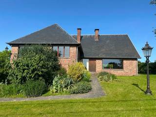 <strong>BEZOEKAANVRAGEN: enkel via mail: stephanie@immodelestre.be. </strong>Gelegen op een perceel van 23 a 24 ca, omgeven door groen en weidse zichten, grenzend aan het Neigembos, Berchembos en het Pajottenland ligt deze tijdloze villa met garage & een bewoonbare opp. van maar liefst 370 m² aan de gekende Nellekensberg. De ligging biedt de perfecte combinatie van absolute rust en privacy.<br />De ruime inkomhal met vestiaire en gastentoilet leidt naar de sfeervolle living met eetplaats afgewerkt met gezellige houthaard. Aansluitend bevindt zich de ruime keuken waar u geniet van prachtige vergezichten. Al deze lichtrijke ruimtes staan in mooi contact met de tuin en omgeving. Op de 1e verdieping zijn er 3 ruime slaapkamers en een ingerichte badkamer. De 2e verdieping biedt nog plaats voor 4 extra slaapkamers of polyvalente ruimtes of bergruimtes. Verder beschikt het domein ook over een ruime kelder, dat vandaag dienst doet als garage, berging, wasruimte, wijnkelder, voorraad, douche-toilet en stookplaats. Deze woning combineert een uitzonderlijke ligging met een zeldzaam gevoel van rust en privacy, op slechts een steenworp van alle faciliteiten, op de grens tussen Meerbeke, Gooik en Roosdaal met een vlotte verbinding naar Brussel en Gent. Kortom, een magnifieke eigendom waar u geniet van prachtige vergezichten in alle rust en privacy.<br />EPC LABEL D. CV STOOKOLIE. Beschikbaar: onmiddellijk.