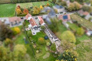 Située dans un environnement calme et rural, vous trouverez cette ferme unique avec écuries, espace de stockage et grand garage sur un terrain de...