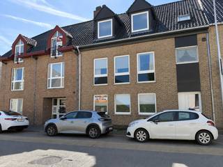 Bij het betreden van de woning kom je binnen via een verzorgde inkomhal die toegang geeft tot de verschillende ruimtes. De living is lichtrijk en biedt voldoende plaats voor een gezellige zit- en eethoek. Aansluitend bevindt zich de keuken, die is uitgerust met een kookvuur, een dampkap en koelkast.<br /><br />Het appartement beschikt over twee slaapkamers. De ingerichte badkamer is voorzien van een ligbad, een lavabomeubel en een toilet. Daarnaast is er een handige berging aanwezig die extra opbergruimte biedt voor huishoudelijke spullen, voorraad of wasmachine.<br /><br />Achteraan het gebouw bevindt zich een private autostaanplaats.<br /><br />Het appartement is beschikbaar vanaf 15 september 2026 en wordt aangeboden aan een maandelijkse huurprijs van €795.<br /><br />Ben jij op zoek naar een instapklaar, gelijkvloers appartement met twee slaapkamers en autostaanplaats in Lokeren? Neem dan zeker contact met ons op voor meer info of om een bezoek te plannen. Deze woning is zeker de moeite waard om te ontdekken.