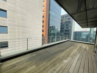 <p>1 slpk appartement met riant terras nabij het Centraal Station<br />Dit appartement is gelegen op de 7de verdieping van het project Vista 03. U betreedt het appartement vanuit de ruime leefruimte op parket. Aansluitend met de leefruimte is er de open keuken. Deze bestaat uit een elektrische kookplaat, een oven en een ijskast met vriesvak. In de keuken heeft men de mogelijkheid om een vaatwasser of wasmachine te plaatsen. Door de grote raampartijen baadt de leefruimte in een zee van licht. De grote troef van dit appartement is het grote terras van maar liefst 20 m². Dit is de ideale plek om te genieten van de zon!<br />Verder beschikt het appartement over 1 slaapkamer. De badkamer omvat een bad en een wastafel met spiegel. Het toilet bevindt zich apart. Tenslotte is er in het andere gebouw van Vista 03 een gemeenschappelijke wasruimte voorzien. Fietsen kunnen geplaatst worden in de fietsenberging.<br />De maandelijkse kosten bedragen: € 121 (voorschot verwarming, water, elektriciteit) + € 175 (voorschot onderhoud gebouw, lift). U betaalt dus een all-in prijs van 1.296 euro/maand, exclusief televisie en internet. Dit appartement kan ook gehuurd worden op vennootschap! De minimum huurtermijn bedraagt 1 jaar.</p>
<p><span> </span></p>