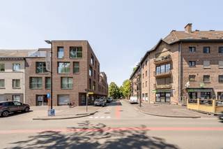 Dit<strong> lichtrijke appartement</strong> bevindt zich op een<strong> absolute toplocatie</strong>, aan het <strong>begin van de Dreve</strong> en vlak <strong>aan de Grote Markt</strong> van <strong>Ingelmunster</strong>.<br />Winkels, horeca, openbaar vervoer en andere voorzieningen bevinden zich letterlijk om de hoek.<br /><br />Met een<strong> bewoonbare oppervlakte van 84m²</strong> biedt dit appartement een <strong>aangename en praktische indeling.</strong><br />Via de<strong> inkomhal</strong> bereikt u de <strong>ruime en lichtrijke woonkamer</strong>, die toegang biedt naar <strong>het balkon</strong>. Aansluitend bevindt zich<strong> de keuken</strong>, die reeds volledig werd <strong>vernieuwd en voorzien is van alle hedendaagse comfort.</strong><br />Verder beschikt het appartement over <strong>2 volwaardige slaapkamers</strong>, een <strong>badkamer</strong>, een <strong>apart</strong> <strong>gastentoilet</strong> en een <strong>praktische berging</strong>. <br />Daarnaast is er in de kelder nog een <strong>extra privatieve berging </strong>aanwezig.<br /><br /><strong>Troeven:</strong><br />- gunstig EPC label A = laag energieverbruik<br />- elektrische zonwering<br />- extra berging in de kelder<br />- 2017: keuken vernieuwd<br /><br /><strong>Interesse?</strong> Contacteer Julie vrijblijvend via<strong> julie@immo-casa.be</strong> of bel naar <strong>0493/19 85 97</strong> voor meer info of een bezoek ter plaatse.