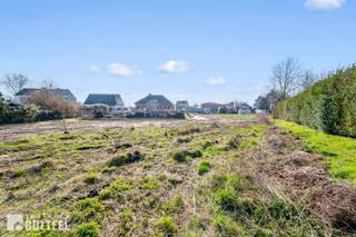 Deze rustig gelegen bouwgrond met een straatbreedte van 34m, ligt op het einde van een doodlopende straat in een residentiële wijk vlakbij het...