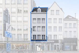 Leuke opbrengsteigendom, bestaande uit 8 studio's met mooi rendement van 5,89% bruto tussen het station en de Grote Markt.<br /><br />4 studio's vooraan het gebouw, 4 studio's achteraan.<br />Elke studio (±32m²) bestaat uit een open leefruimte, keukenhoek en badkamer met lig/douchebad, lavabomeubel en toilet.<br /><br />De studio's worden momenteel verhuurd aan €3929,84/maand excl. forfait van €25/maand/app voor gem. kosten<br />Geen professionele syndicus aanwezig in het gebouw, kosten worden gewoon gedeeld.