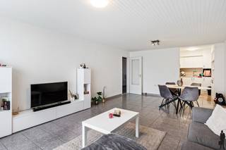 <strong>Gezellig appartement met terras</strong><br /><br />Gezellig appartement van <strong>ca. 81 m²</strong> op de <strong>derde</strong> verdieping met terras op het noorden. De woning is centraal gelegen te Deurne waarbij winkels, scholen en parken op een boogscheut verwijderd zijn. Verder is er snel toegang tot autosnelwegen en Wijnegem Shopping Center.<br /><br /><strong>Indeling:</strong><br />- Inkomhal<br />- Ruime leefruimte <br />- Open geïnstalleerde keuken<br />- Badkamer met inloopdouche en dubbele lavabo<br />- Slaapkamer 1 met terras<br />- Slaapkamer 2<br /><br /><strong>Bijzonderheden:</strong><br />- Mobiscore <strong>8,6/10<br /><span>- EPC B </span></strong>met een score van<strong><span> 200 kWh/(m² jaar)</span></strong><br />- Dak is <strong>geïsoleerd<br /></strong>- <strong>Dubbele beglazing met PVC schrijnwerk<br /></strong>- Privatieve kelderberging<br /><span>- Momenteel verhuurd</span><br />- Mogelijkheid om <strong>een garagebox</strong> aan te kopen aan 25.000,00 euro in de nabije buurt