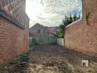<p><span>Bouwgrond van 1,42 are te koop met vergunde stadswoning op top-locatie in Diest!</span></p><p><span> </span></p><p><span>Ligging:</span><span> Rustig wonen aan de Valleilaan in Diest, met alle stadsvoorzieningen binnen handbereik. Deze bouwgrond geniet van een uiterst centrale en strategische ligging op wandelafstand van het station van Diest. De Grote Markt, winkels, horeca en het openbaar vervoer (trein en bus) bevinden zich op slechts ± 500 meter. Ook gezinnen vinden hier alles in de directe omgeving: kleuter-, lagere en middelbare scholen zijn vlot bereikbaar. Wie graag geniet van natuur en ontspanning staat bovendien in enkele minuten in park Jan Heylen, met aansluiting op recreatiedomein De Halve Maan en natuurgebied Webbekoms Broek.</span></p><p><span> </span></p><p><span>De bouwgrond wordt verkocht met (tijdelijke) vergunning, maar het staat de koper uiteraard volledig vrij om een  woning naar eigen smaak te realiseren.</span></p><p><span>Beschrijving:</span><span> Deze bouwgrond van 1,42 are wordt verkocht met een goedgekeurde vergunning voor een moderne rijwoning met een bruto bewoonbare oppervlakte van 171 m². Het ontwerp werd uitgewerkt met oog voor duurzaamheid en voorziet achteraan een gezellig terras met zuidoostelijke oriëntatie. Met vier volwaardige slaapkamers biedt het vergunde project alle ruimte voor gezinnen die comfortabel en centraal willen wonen.</span></p><p><span> </span></p><p><span>Dit perceel is gelegen in BPA Demervallei. Maximale bouwdiepte gelijkvloers: 15m, verdieping: 10m.</span></p><p><span> </span></p><p><span>Meer info bij Immo Diest.<br />Bel 013 31 25 22</span></p><p><span> </span></p>
