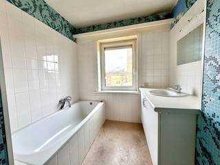 BEKIJK DE VASTGOEDVIDEO: https://youtube.com/embed/U1cjKeZ1mS8<br /><br />Er is mogelijkheid tot aankoop van een overdekte autostandplaats met afgesloten poort achteraan de woning. Van daaruit kan er een directe toegang voorzien worden tot de woning.<br /><br />Indeling:<br /><br />Glv: inkomhal (10.50m²) - ruime leefruimte met mogelijkheid tot het plaatsen van een keuken (106.50m²) - slaapkamer 1 (23.10m²) - toilet <br /><br />Verdieping 1: slaapkamers 2 en 3 (32.70m² - 28.10m²) <br /><br />Verdieping 2: slaapkamers 4 en 5 (31.40m² - 14.70m²) waarvan 1 met kitchenette - badkamer met ligbad en enkel lavabomeubel (6.90m²)<br /><br />Verdieping 3: zolder (45m²)<br /><br />Verdieping -1: droge kelder (13m²)<br /><br />Extra: mogelijkheid tot dakterras - centrale verwarming op aardgas - overal hoogrendementsbeglazing aanwezig (aluminium) - asbestveilig