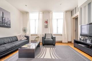 <p>Quares - Group TREVI presenteert :<br />Gemeubeld appartement met 2 slaapkamers op een ware TOPlocatie! <br /><br />Dit appartement bevindt zich op de tweede verdieping van een herenhuis en is bereikbaar met de trap. Via de hal komt u in de zeer ruime leefruimte. Vanuit de leefruimte betreedt u de eerste slaapkamer met ingebouwde kasten. Aan de achterzijde links van de eetkamer is de tweede slaapkamer aanwezig. Vanuit de eetkamer kan u naar de keuken gaan. Deze keuken is voorzien van een gasvuur, een oven en een afwasmachine. Tenslotte is er nog een badkamer met een ligbad. Op de gelijkvloers is er een fietsenstalling aanwezig.<br />Dit prachtige appartement is gelegen op het bruisende Zuid, deze buurt is met zijn aangename sfeer en gezellige restaurants en cafés dé ideale plaats om te vertoeven. Beschikbaar vanaf 01/09/2026.<br /><br />Extra:<br />- Volledig bemeubeld appartement<br />- ALL INCLUSIEF FORMULE 400 €/maand (gemeenschappelijke kosten, water, gas, elektriciteit, internet en tv)<br />- Minimum 1 jaar contract<br />- 3 maanden huurwaarborg</p>
<p><span> </span></p>
<p><span><br /><br /></span></p>