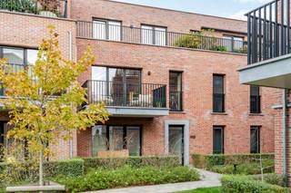 Dit lichtrijke appartement combineert comfortabel wonen met een praktische indeling en een uitstekende ligging in de woonkern van Lokeren. De ruime woonkamer geniet van veel natuurlijk licht en sluit aan op het terras van 8 m². Met drie slaapkamers biedt dit appartement heel wat mogelijkheden, waarbij één kamer rechtstreeks aansluit op de leefruimte en ideaal ingericht kan worden als thuiswerkruimte of bureau. Dankzij het EPC-label A, de ondergrondse staanplaats en de ruime kelderberging van 6 m² geniet u hier van hedendaags wooncomfort in een rustige omgeving vlakbij het centrum.<br /><br />Naast de privé-plaats ondergronds, zijn op het perceel ook openbare staan-/laadplaatsen voorzien alsook een automatische pakjeskast voor de post en bestllingen.<br /><br />Belangrijkste ruimtes:<br />• Ruime woonkamer met open keuken van 32 m² met veel lichtinval en toegang tot het terras<br />• Terras van 8 m²<br />• Slaapkamer van 12 m² met ingemaakte kasten<br />• Slaapkamer van 9 m², aansluitend aan de woonkamer en ideaal als bureau of thuiswerkruimte<br />• Slaapkamer van 7 m² <br />• Badkamer van 5 m² met ligbad/douche en dubbele wastafel in meubel<br />• Grote kelderberging van 6 m²<br />• Ondergrondse staanplaats met kabelvoorziening voor laadpaal<br /><br />Troeven:<br />• Bijna-energieneutraal appartement met EPC-label A<br />• Praktische indeling met 3 slaapkamers/ideale thuiswerkruimte<br />• Ondergrondse staanplaats en ruime kelderberging inbegrepen<br /><br />Neem vandaag nog contact op voor een bezoek. Ook ideaal als investering! JOUW DROOMAPPARTEMENT. ZO GEVONDEN!