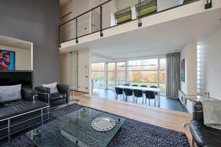 Op een prachtig landelijke locatie omgeven door groen, kan u deze architecturale moderne villa terugvinden. Traditioneel gebouwd in 1998, met oog...