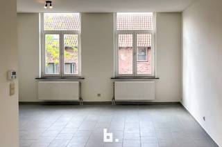 Volledig gerenoveerd 2 slpk duplex appartement op topligging te centrum Brugge met inkomhal, op 1 ste verdiep living met open keuken en op...