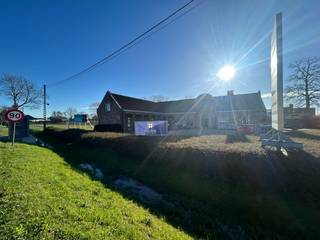 Deze ruime en veelzijdige handelsruimte is gelegen op een toplocatie langs de N60 in Ouwegem, met een vlotte verbinding tussen Oudenaarde en...