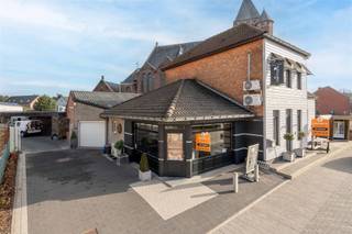 Veelzijdig handelspand met woonst op een uitstekende locatie.Ontdek dit uitzonderlijke pand waar wonen en werken perfect samengaan. Deze ruime...