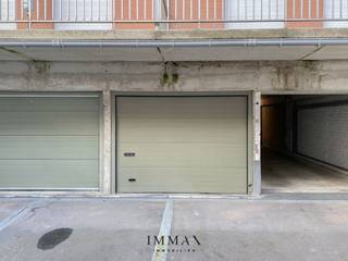 Zeer ruime garagebox met elektrische poort op het gelijkvloers gelegen in het centrum <br />van Knokke en nabij de Lippenslaan. <br />Toegankelijk voor grote wagens (type: SUV).<br /><br />hoogte: 3,5 meter<br />diepte: 7 meter<br />breedte: 2,8 meter<br /><br />Aarzel niet om ons te contacteren voor meer informatie: tel. : 050 62 44 14 of via knokke@immax.be