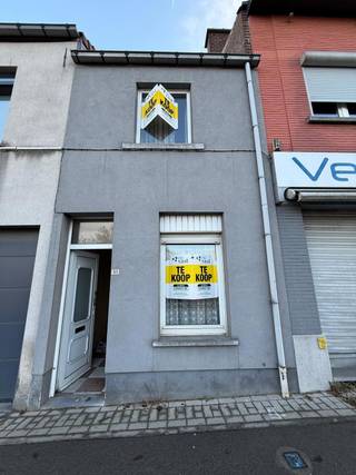 Voor meer info of bezoek, bel 02/884.23.23 - <strong>Zeer centraal gelegen kleine rijwoning </strong>welke geschikt is als <strong>instapwoning </strong>maar eveneens na <strong>gedeeltelijke renovatie</strong> een bestemming kan krijgen <strong>als huurpand.</strong><br /><br />Alle voorzieningen qua <strong>winkels, openbaar vervoer en scholen</strong> bevinden zich in de <strong>onmiddellijke omgeving</strong>. Het <strong>station</strong> van Ternat bevindt zich op <strong>wandelafstand.</strong><br /><br />Gelijkvloers<br />Voorplaats : 13m2<br />Tussenplaats : 10m2<br />Keuken : 7m2<br />Douchekamer en toilet : 2,5m2<br /><br />Verdieping<br />Slaapkamer vooraan : 10m2<br />Slaapkamer achteraan : 13m2<br /><br />Zolderverdieping<br /><br />Deze eigendom wordt aangeboden via het verkoopproces (online biedingsplatform COVAST), wat maakt dat de <strong>vermelde prijs</strong> een <strong>startprijs</strong> is en je als koper nog 7.26% commissie betaalt op de uiteindelijke aankooppijs.