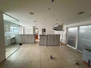 Handelspand met veel mogelijkheden, gelegen in het cenrum van Nieuwmoer met een goede zichtlocatie!De ruime handelsgelijkvloers beschikt over een...