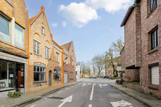 Achter deze MOOIE BRUGSE GEVEL schuilt een verrassend ruim handelspand met mogelijkheid tot woonst. Het voorste gedeelte van het pand werd steeds als café uitgebaat, achteraan bevindt zich een VERRASSEND POLYVALENT ZAALTJE met zicht op het terras. Boven dit zaaltje is er nog mooi verdiep dat open is tot in de nok, diverse mogelijkheden alom dus! Verder zijn er nog meerdere kamers/leefruimtes te vinden op de verdieping. EPC label F UC6924