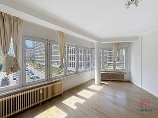 <p><strong>BRUSSEL, wijk Trône, vlakbij de Namuurpoort en het Leopoldpark, mooi ONBEMEUBELD appartement, gerenoveerd in 2025, van ±72 m² op de 2e verdieping met lift. Bestaande uit een inkomhal van ±7 m² die toegang geeft tot de woonkamer, de doucheruimte en de twee slaapkamers. Woonkamer van ±20 m² met ingerichte open keuken (oven, keramische kookplaten, afzuigkap, koelkast/diepvriezer, vaatwasser), 2 slaapkamers van ±10 m² en ±14,7 m², doucheruimte, apart toilet. EPB D+. Kelder (4 m²). Kosten: 150 €/maand (gemeenschappelijke kosten). Per direct beschikbaar. Afmetingen ter indicatie.</strong></p>
<p></p>
<p></p>
<p>Op de 2e verdieping met lift</p>
<ul>
<li>Entreehal van ±7 m²</li>
<li>Woonkamer van ±20 m²</li>
<li>Ingerichte open keuken (oven, keramische kookplaten, afzuigkap, koelkast/vriezer, vaatwasser)</li>
<li>Doucheruimte</li>
<li>Aparte wc</li>
<li>2 slaapkamers van ±10 m² en ±14,7 m²</li>
<li>Kelder</li>
</ul>
