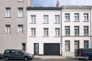 <p><span>Informatie woning</span></p><p><span>Zelden komt er in het hart van Antwerpen zon complete gezinswoning op de markt. Gelegen in een van de meest gewilde buurten, geniet u hier van een unieke combinatie van stedelijke dynamiek en wooncomfort. Winkels, scholen, horeca, cultuur en openbaar vervoer bevinden zich op wandelafstand. De woning scoort uitmuntend op energiezuinigheid en comfort: zonnepanelen met thuisbatterij, geïsoleerde daken en vloeren, automatische rolluiken en een nieuwe HR-ketel. Extra pluspunten zijn het centraal stofzuigsysteem en de dienstlift die alle verdiepingen verbindt. Via de ruime inkomhal met gastentoilet bereikt u de inpandige garage met ca. 3,5 m plafondhoogte, geschikt voor 2 kleine stadswagens en fietsen. De droge, geïsoleerde kelder (±46 m²) biedt uitzonderlijk veel bergruimte en vormt het vertrekpunt van de dienstlift. De 1ste verdieping omvat een lichtrijke leefruimte met open keuken, badend in natuurlijk licht dankzij grote raampartijen en een lichtstraat. De keuken is volledig uitgerust met hoogwaardige toestellen van o.a. Miele en Siemens. Op de 2de verdieping bevinden zich 3 slaapkamers, waarvan één met ensuite douchekamer, en een aparte badkamer (leidingen voorzien). De 3de verdieping herbergt de royale master met badkamer en een westgerichte dakterras met zonnewering, ideaal om te genieten van de namiddag- en avondzon. Een uitzonderlijke gezinswoning op een absolute TOPLIGGING in Antwerpen!</span></p><p><span> </span></p><p><span>De gevelfoto is een impressie om aan te tonen hoe de gevel eruit zal zien indien deze geschilderd. Hieruit kunnen geen rechten geput worden.</span></p><p><span> </span></p><p><span>Indeling</span></p><p><span>KELDER:</span></p><ul><li><span>Droge kelder ca.46m² waarvan het plafond in 2025 geïsoleerd werd! In de kelder is o.a. de thuisbatterij, centraal stofzuigsysteem, industriële waterontharder, condensatieketel, etc. geïnstalleerd.</span></li></ul><p><span>GLV: </span></p><ul><li><span>Inkomhal met prachtige trap uit gietijzer en hout naar de bovenliggende verdiepingen. Apart toilet!</span></li><li><span>Ruime garage met geïsoleerde, automatische poort (vernieuwd in 2018). De garage is ca. 50m² groot, heeft een vrije hoogte van ca. 3,50m en momenteel opgedeeld in een ruime staanplaats voor 1 wagen + fietsen, en een berging.</span></li></ul><p><span>V1: </span></p><ul><li><span>Leefruimte ca. 57 m² genietend van veel natuurlijke lichtinval dankzij de lichtstraat in de open keuken en de grote raampartijen aan de straatkant. In de woonkamer is een gashaard geïnstalleerd en om de hoek is een kleine bibliotheek ingebouwd.</span></li><li><span>Uitgeruste open keuken met veel werkruimte, uitgerust met kwalitatieve toestellen waaronder een grote oven, kookvuur met 5 pitten, ingebouwd koffiezetapparaat (defect), ingebouwde stoomoven, vaatwasser en een dubbele spoelbak met inox kraan.</span></li></ul><p><span>V2: </span></p><ul><li><span>Slaapkamer 1 ca. 13m² op houten vloer.</span></li><li><span>Slaapkamer 2 ca. 18m² op houten vloer.</span></li><li><span>Slaapkamer 3 ca. 8,5m² met aansluitend een ensuite badkamer voorzien van een instapdouche en lavabomeubel.</span></li><li><span>Badkamer op tegelvloer met groot lavabomeubel en wc. De leidingen zijn aanwezig om opnieuw een douche te plaatsen!</span></li></ul><p><span>V3:</span></p><ul><li><span>Slaapkamer ca. 29m² op houten vloer met prachtige hoge plafonds van maar liefst 5 meter!</span></li></ul><ul><li><span>Heerlijk rustig, west georiënteerd terras ca. 10m².</span></li></ul><ul><li><span>Grote badkamer (op te frissen) met dubbel lavabomeubel en spiegelkast, jacuzzi-bad en instapdouche.</span></li></ul><p><span> </span></p><p><span>Extra's</span></p><ul><li><span>Centraal stofzuigsysteem.</span></li><li><span>Industriële waterontharder.</span></li><li><span>Alle ramen zijn voorzien van elektrische rolluiken. De lichtstraat in de keuken is voorzien van zonsverduistering.</span></li><li><span>Dienstlift die vanuit de garage naar de bovenste verdieping gaat.</span></li><li><span>Airco in de slaapkamer op de bovenste verdieping.</span></li></ul><ul><li><span>11 zonnepanelen met thuis batterij.</span></li></ul><p><span> </span></p><p><span>Algemene informatie</span></p><ul><li><span>EPC: 179 kWh/ (m² jaar)!</span></li><li><span>Elektrische keuring: conform AREI, geldig tot 10/10/2035.</span></li><li><span>Asbestattest: aanwezig, en asbestveilig (1 beperking).</span></li></ul><p><span> </span></p><p><span>Gebouw</span></p><ul><li><span>Gebouw bestaande uit een kelder, gelijkvloerse verdieping met garage en 3 verdiepingen.</span></li><li><span>Zeer goed onderhouden woning met vernieuwd en geïsoleerd dak dat voldoet aan de eindnorm van 2050!</span></li><li><span>Het plafond van de kelder is geïsoleerd conform de eindnorm van 2050!</span></li></ul><p><span>  </span></p><p><span>Ligging</span></p><ul><li><span>Rustige in het hart van de stad! </span></li><li><span>Supermarkten, scholen en horeca in de directe omgeving.</span></li><li><span>Naast zijn nabijheid van in- en uitvalswegen naar de ring is het Centraal Station op wandelafstand.</span></li><li><span>MOBISCORE: 9,6/10!</span></li></ul><p><span> </span></p><p><span> </span></p><p><span>De informatie in deze prospect is ter informatieve titel: de kandidaat-kopers moeten hun eigen zaak maken van het verkrijgen, controleren en interpreteren van deze informatie.</span></p>