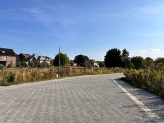 <p>7 bouwgronden voor open bebouwing op toplocatie in Leefdaal Deze bouwgronden bevinden zich in een doodlopende straat te Leefdaal (Bertem) op een boogscheut van winkels, natuur en de oprit van de E40. De gronden maken deel uit van een goedgekeurde verkavelingsvergunning en werden reeds bouwrijp gemaakt. Ook grondonderzoeken (sonderingsverslag, ovam) werden reeds uitgevoerd. Via onze betrouwbare partners is er tevens een mogelijkheid om te werken volgens sleutel-op-de-deurprincipe. Vraag gerust de uitgewerkte woningen op via onze website. Interesse om uw bouwdroom te realiseren? Vraag snel meer informatie aan via nieuwbouw@living-stone.be .</p>