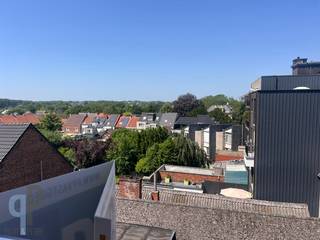 Te midden van het bruisende centrum van Zottegem vinden we dit totaal, hoogwaardig gerenoveerd 2-slaapkamerappartement. Het appartement omvat een inkomhall met gastentoilet, ruime leefruimte en een ingerichte keuken, met leuk balkon en een handige berging. Verder zijn er 2 slaapkamers, waarvan de grootste ook een balkon heeft. De badkamer omvat een douche, wasmeubel en aansluiting voor wasmachine en droogkast. Bij het appartement horen 2 private kelders en een handige private fietsenberging! GEEN asbest, EPC B en conforme elektriciteit ! Het dak werd vorig jaar compleet vernieuwd. Absolute topper als eigen bewoning of ideale opbrengsteigendom. Voor meer inlichtingen of een bezoek, contacteer Veronique 0483/676579